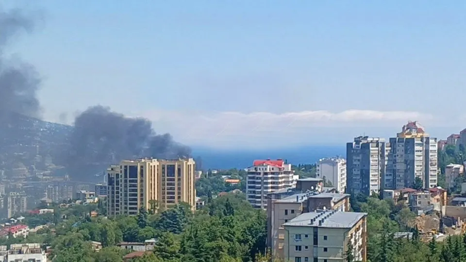 Побережье Ялты пострадало в результате атаки беспилотников; власти ввели меры безопасности и эвакуацию в приморской зоне.