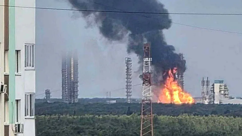 Крупный нефтехимический комплекс в Тюменской области прекратил работу после удара беспилотников. Предприятие выпускает значительный объём полимеров и СУГ.