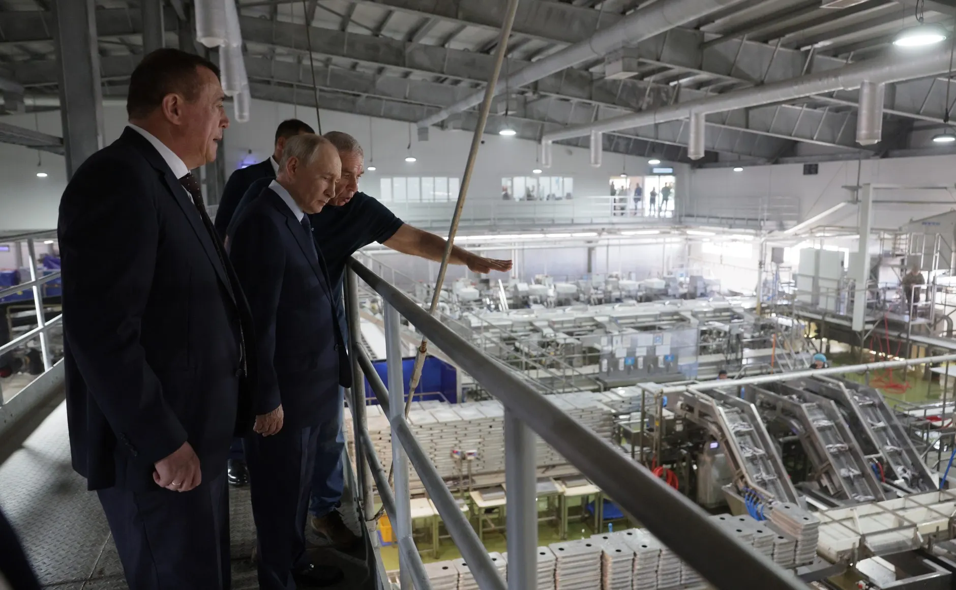 Путин посетил Курильские острова, спровоцировав новые дебаты по статусу Южных Курильских островов между Россией и Японией.