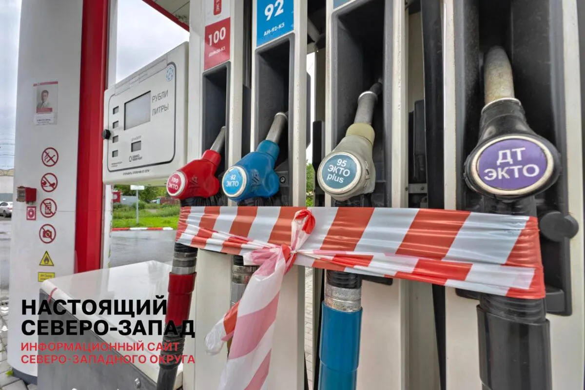 Из-за дефицита бензина водители ищут АИ-95 по заправкам Ленинградской области; очереди отмечаются в Выборге, Сосновом Бору, Кировске и Всеволожском районе; ситуация затрагивает Архангельскую и Мурманскую области.