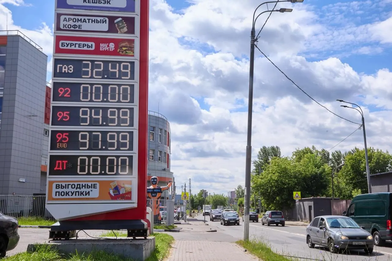 С начала кризиса антимонопольная служба фиксирует претензии к десяткам поставщиков топлива; рост цен отмечается в регионах, включая Калмыкию.