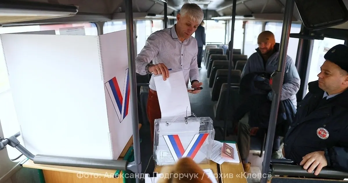 Мобильные избирательные участки развернуты возле погранпереходов между Россией и Польшей; голосование доступно в три дня с 10:00 до 18:00.