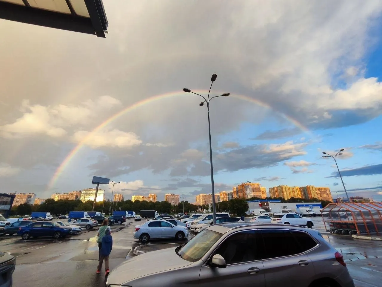Накануне в городе зафиксировали двойную радугу; продолжались тревоги после атак дронов в Ленобласти; гибель людей в Киеве и изменение безвизового режима в Таиланде.