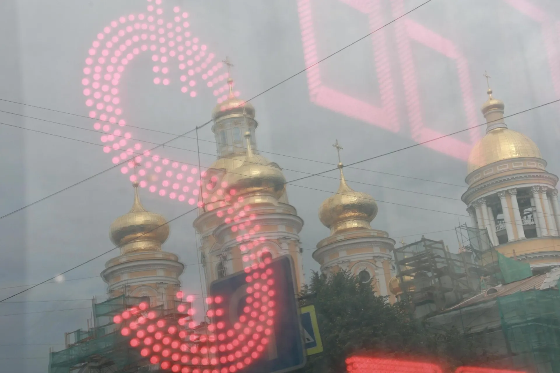 Летом курс рубля к доллару снизился примерно на 25%; эксперты обсуждают возможные сценарии дальнейшего развития.