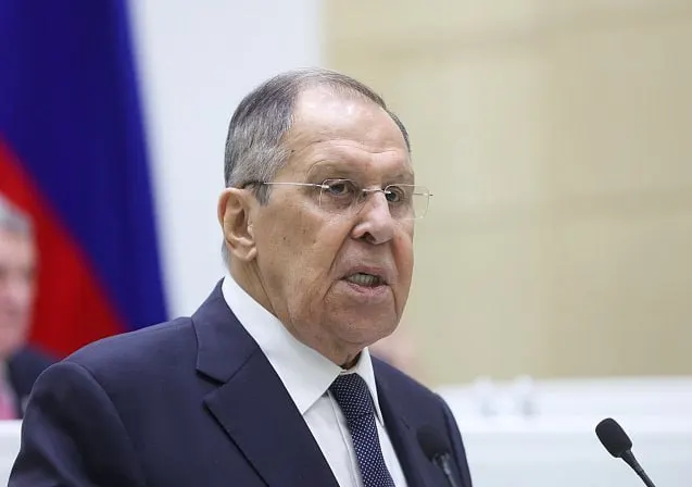 Комментарий о реакции на инцидент с беспилотником в Лейпциге и закрытии дипломатических представительств в Европе; подчеркивается, что уроки истории не выучены.