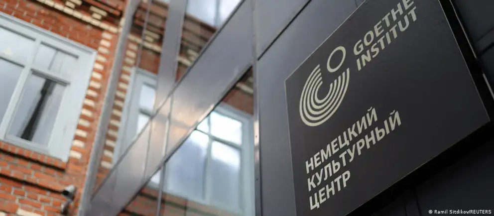 Закрытие филиалов Гёте-института в Москве, Санкт-Петербурге и Новосибирске ставит под удар сдачу языковых экзаменов, обучение и культурный обмен между Россией и Германией. Читатели делятся историями и тревогами.