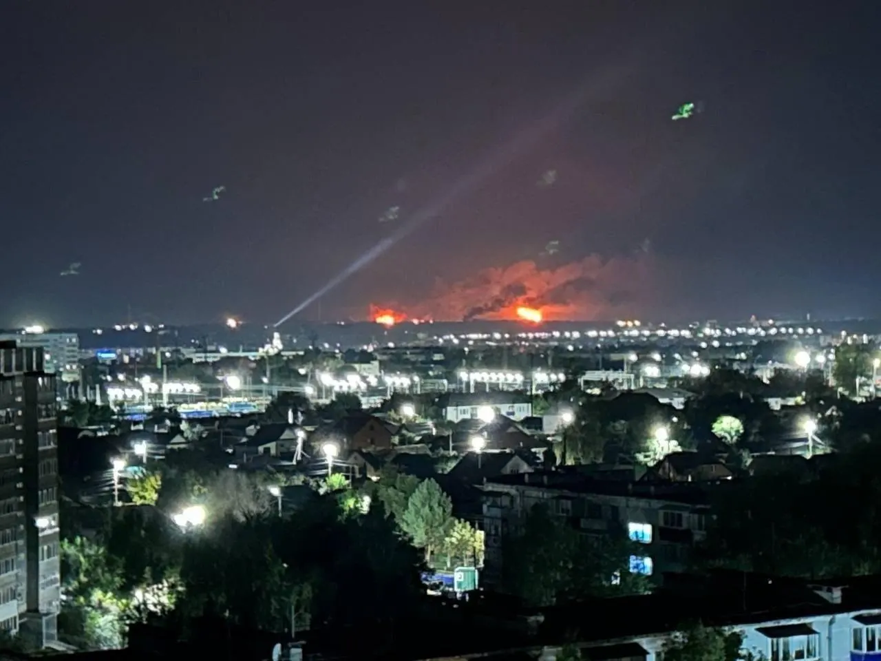 Пожар в Курске после падения обломков беспилотников, атаки дронов в Сызрани и Таганроге, задержания активистов и уголовное дело против Noize MC, а также рост задолженности стран СНГ перед российскими компаниями.