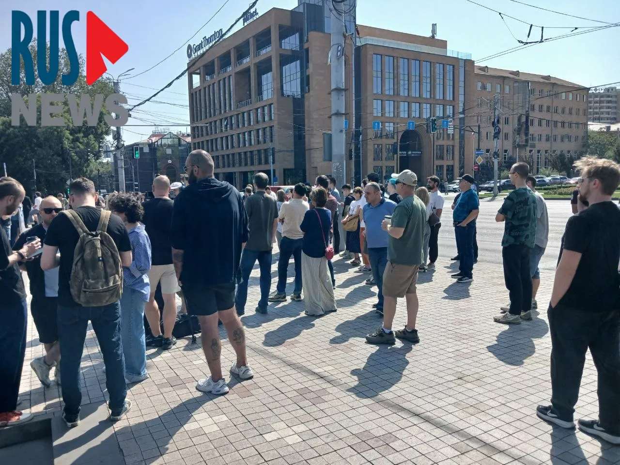 У российского посольства в Ереване к середине дня образовалась длинная очередь желающих проголосовать. Среди пришедших — туристы, активисты пацифистских инициатив и правозащитные проекты; напротив здания проходит митинг примерно из ста человек.