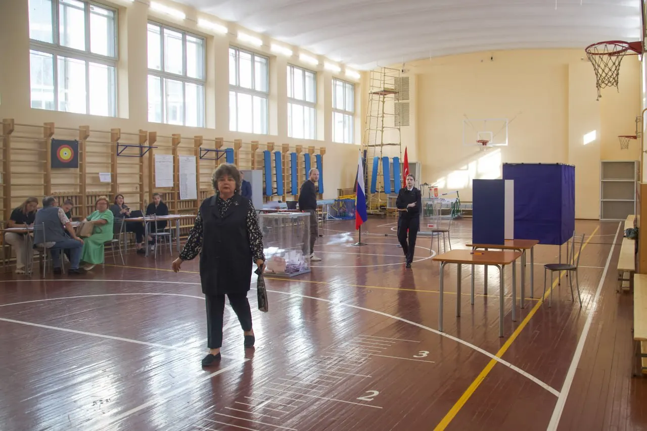 В городе зафиксировано давление на работников культурной, образовательной и медицинской сфер с требованием явиться на участки в первый день голосования, 18 сентября, обещая выходной за участие.