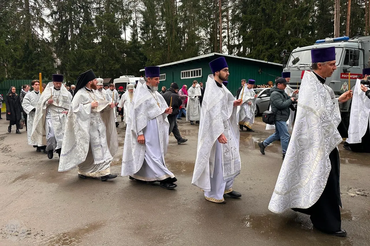 Сотни людей собрались у мемориального кладбища в Ленинградской области, чтобы почтить память репрессированных; митрополит возложил цветы и состоялось открытие памятника учёным.