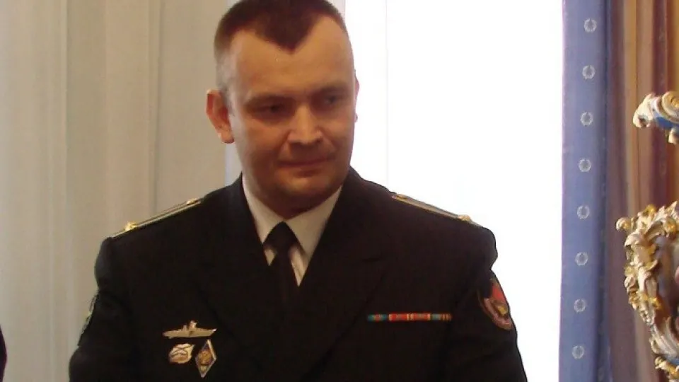 Командира Ленинградской военно-морской базы Балтийского флота поместили в СИЗО по обвинению во взятке; вместе с ним задержан начальник морской инженерной службы, ведётся расследование.